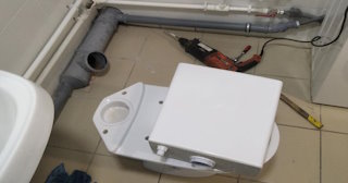Установка напольного унитаза в Можге: монтаж под ключ от СантехДомМжг от 5252 рублей.