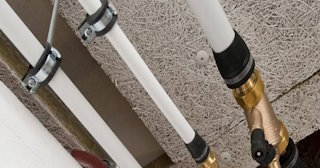 Замена труб водоснабжения в квартире: цена от 2101 руб. - СантехДомМжг